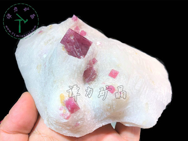 尖晶石+大理巖，越南14x12x7,主晶體：2.4x2.4cm